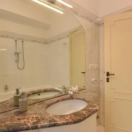 Superior 2 Bed Ac Parking Wifi - Centro Apartament *